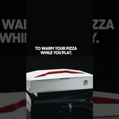ピザハット、「PS5の排熱でピザ温め器」を発表。ゲームしながら温かいピザが食える！